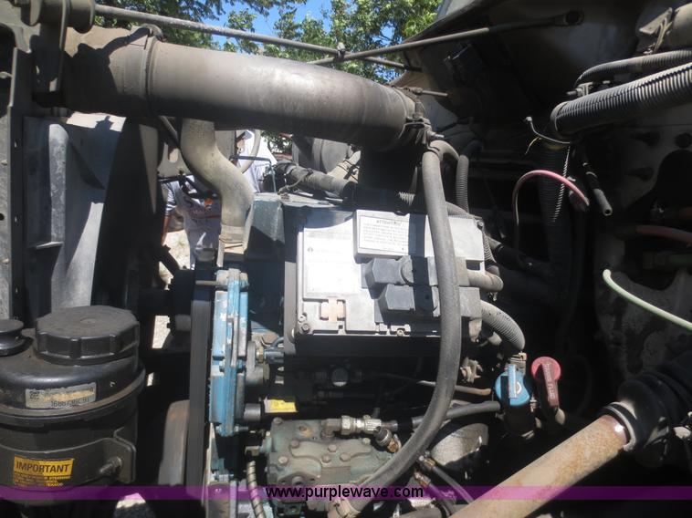 image for item I2228 1999 International 4700 refuse truck