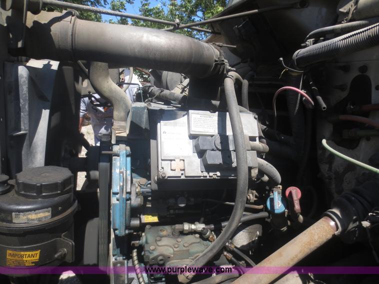 image for item I2228 1999 International 4700 refuse truck