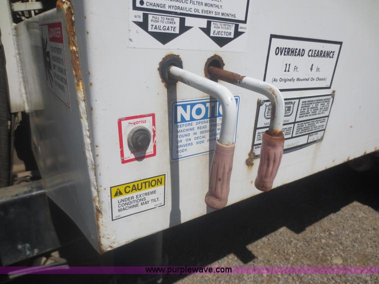 image for item I2228 1999 International 4700 refuse truck