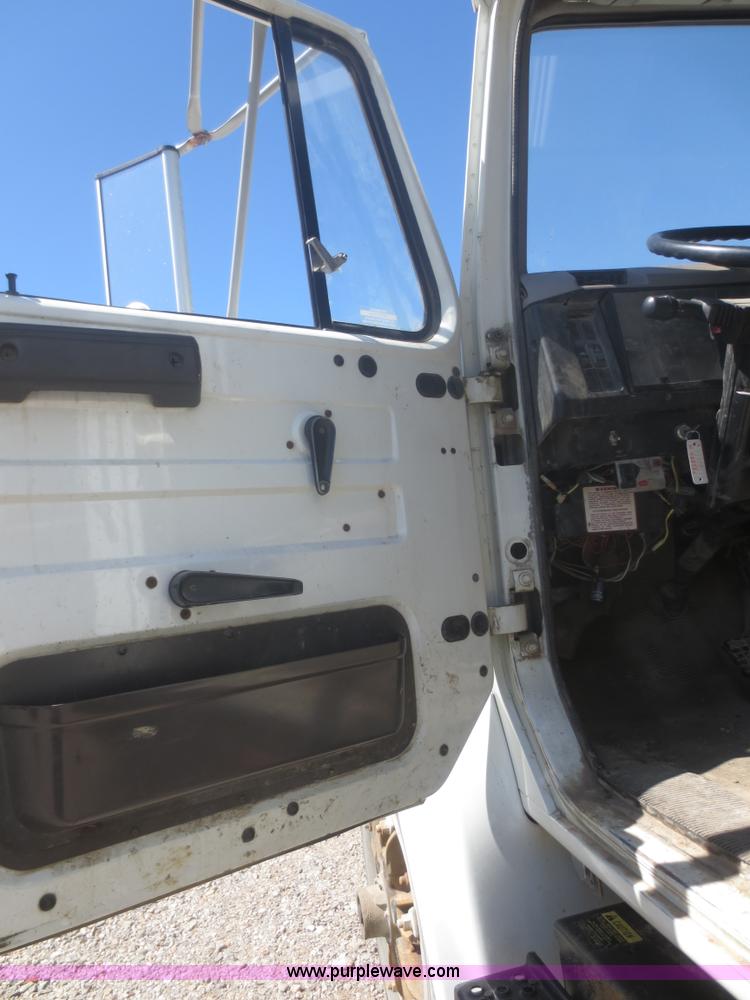 image for item I2228 1999 International 4700 refuse truck