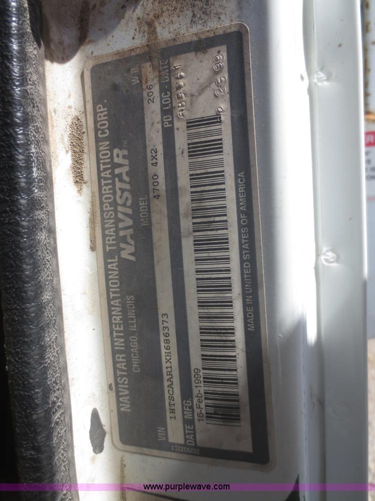 image for item I2228 1999 International 4700 refuse truck