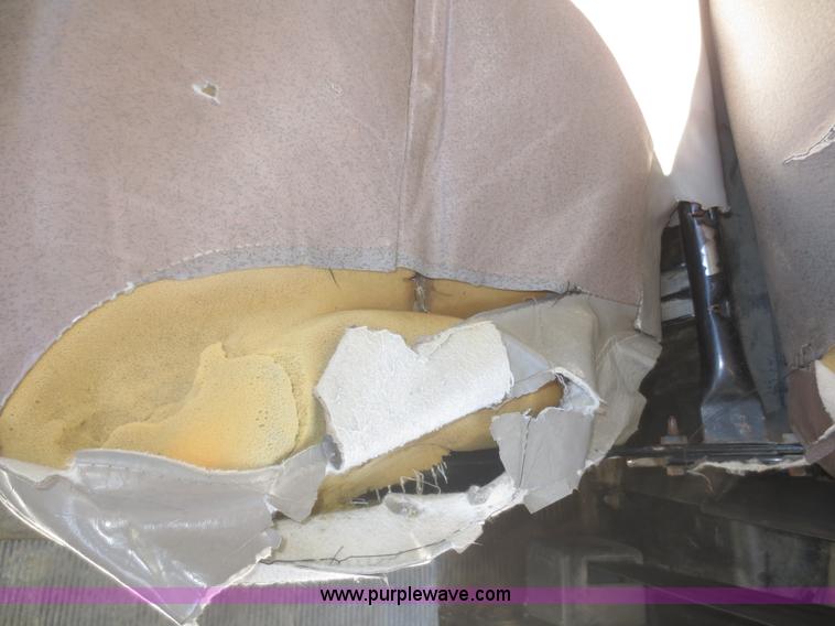 image for item I2228 1999 International 4700 refuse truck