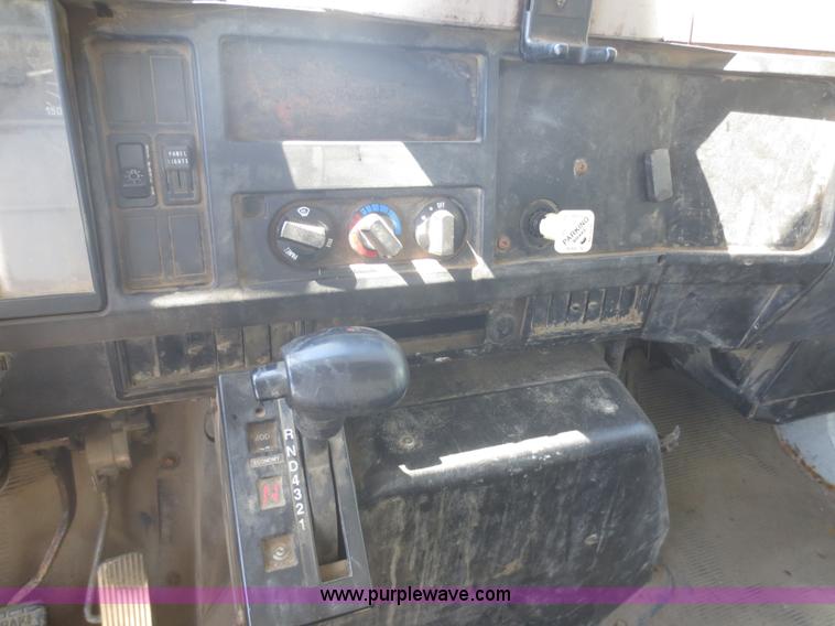 image for item I2228 1999 International 4700 refuse truck