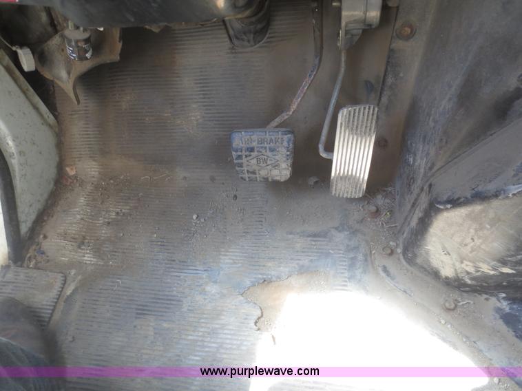 image for item I2228 1999 International 4700 refuse truck