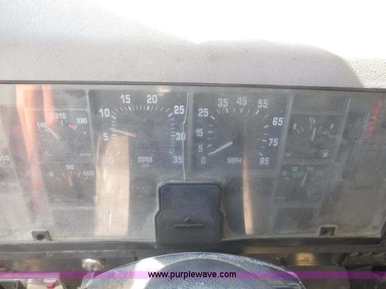 image for item I2228 1999 International 4700 refuse truck