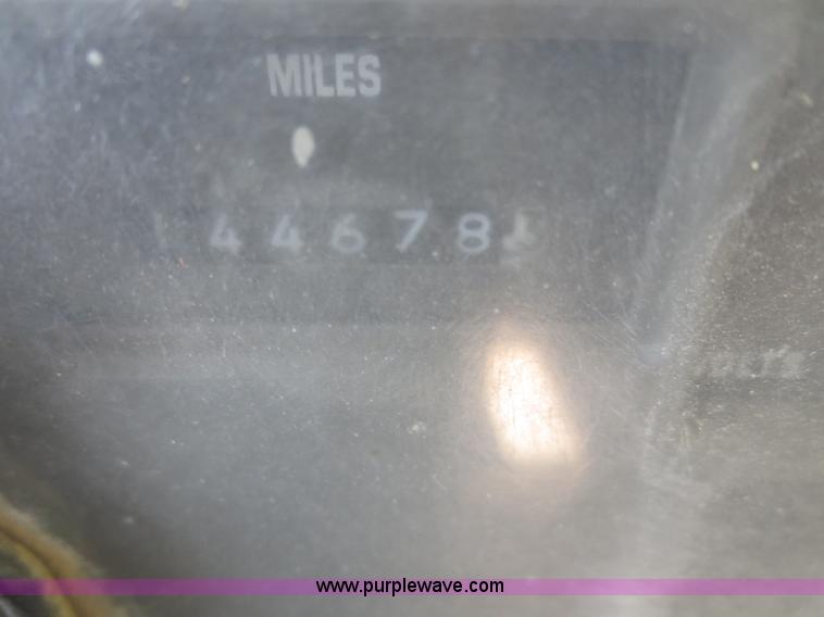 image for item I2228 1999 International 4700 refuse truck