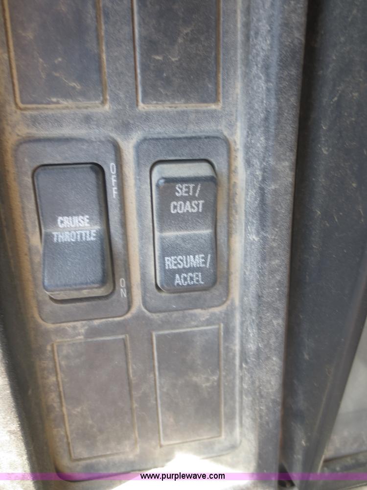 image for item I2228 1999 International 4700 refuse truck