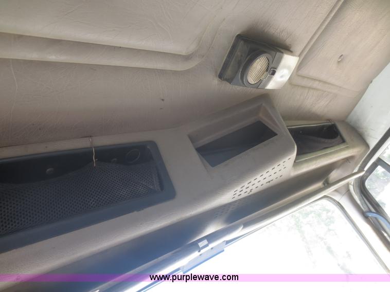 image for item I2228 1999 International 4700 refuse truck