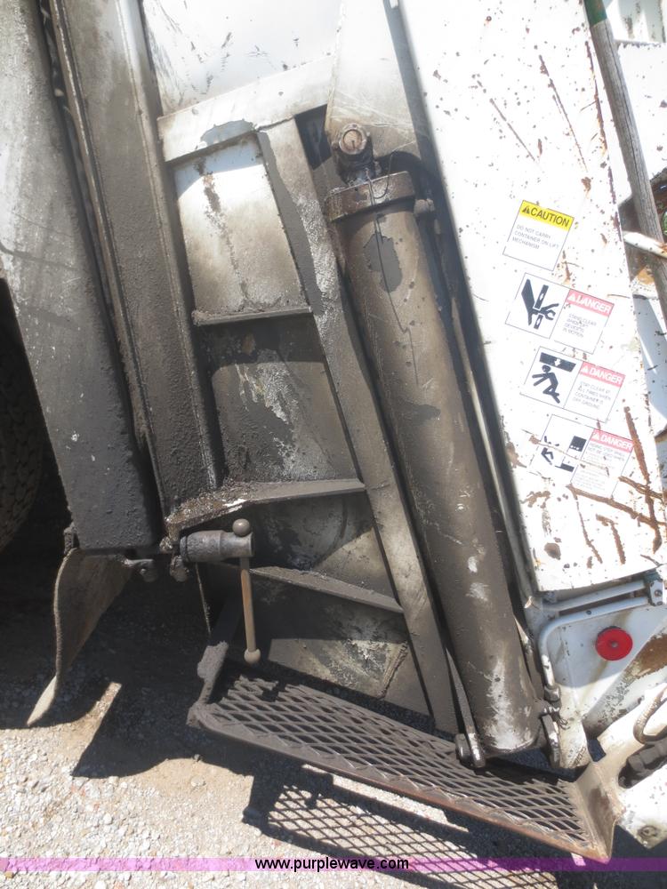 image for item I2229 1995 International 4900 refuse truck