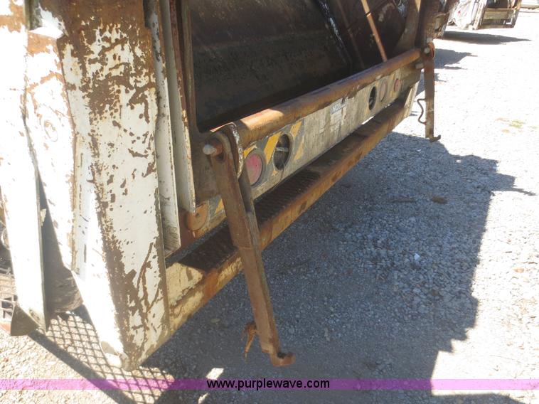 image for item I2229 1995 International 4900 refuse truck