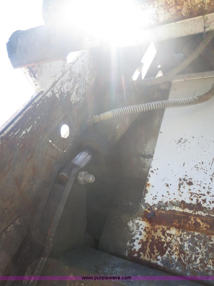 image for item I2229 1995 International 4900 refuse truck