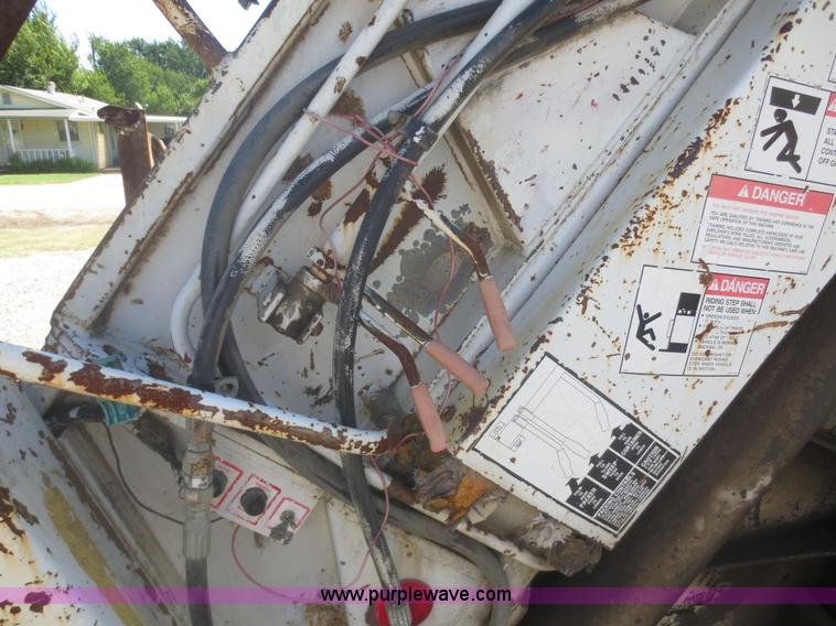 image for item I2229 1995 International 4900 refuse truck