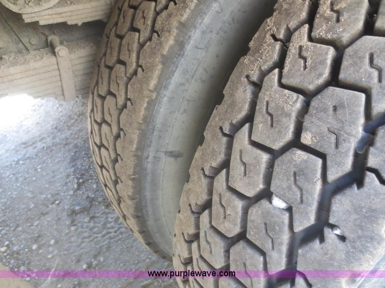 image for item I2229 1995 International 4900 refuse truck