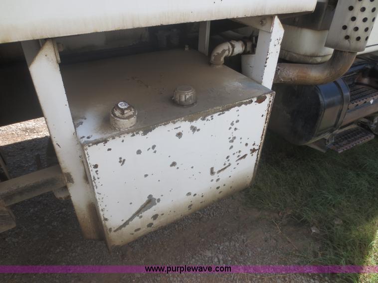 image for item I2229 1995 International 4900 refuse truck