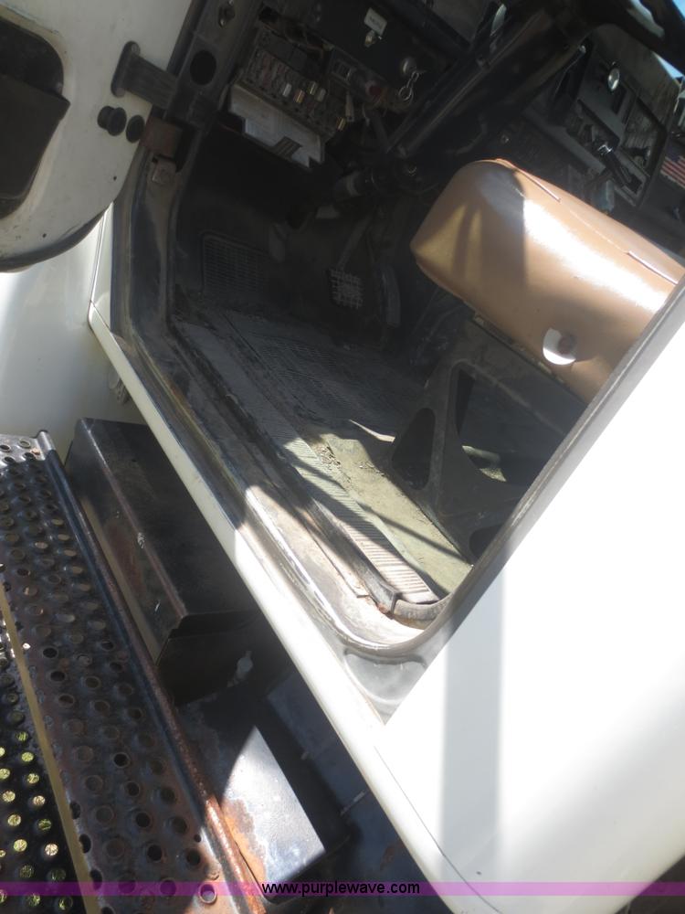 image for item I2229 1995 International 4900 refuse truck