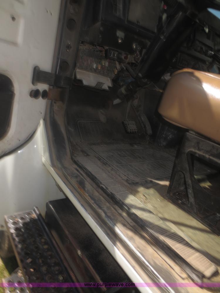 image for item I2229 1995 International 4900 refuse truck