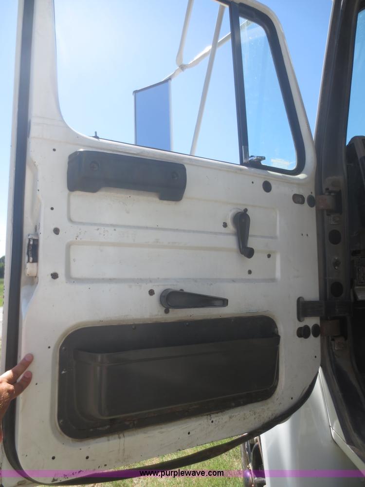 image for item I2229 1995 International 4900 refuse truck