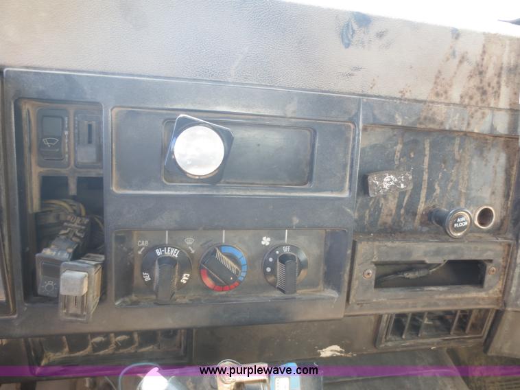 image for item I2229 1995 International 4900 refuse truck