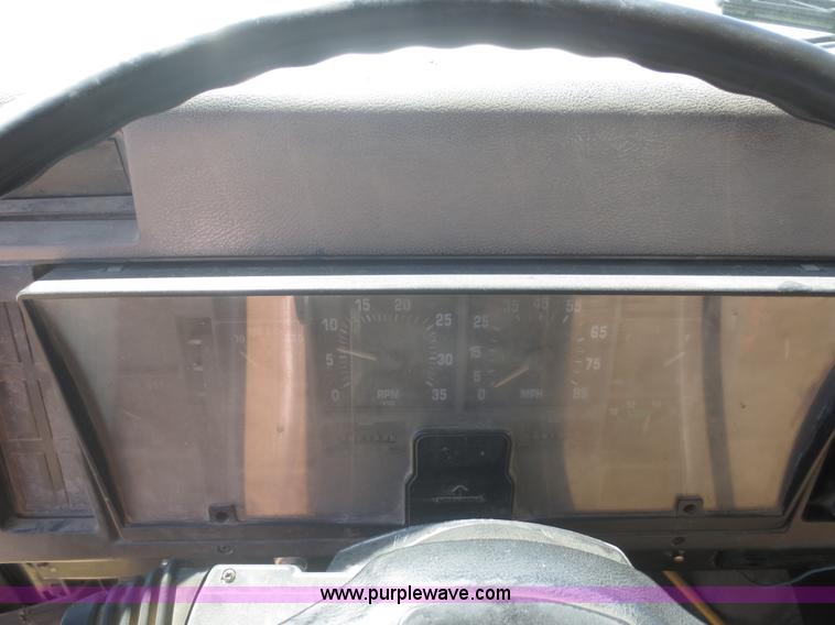 image for item I2229 1995 International 4900 refuse truck