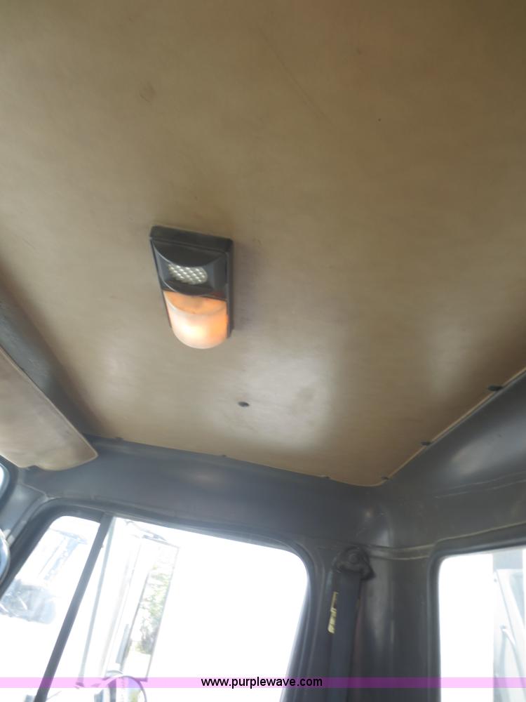 image for item I2229 1995 International 4900 refuse truck