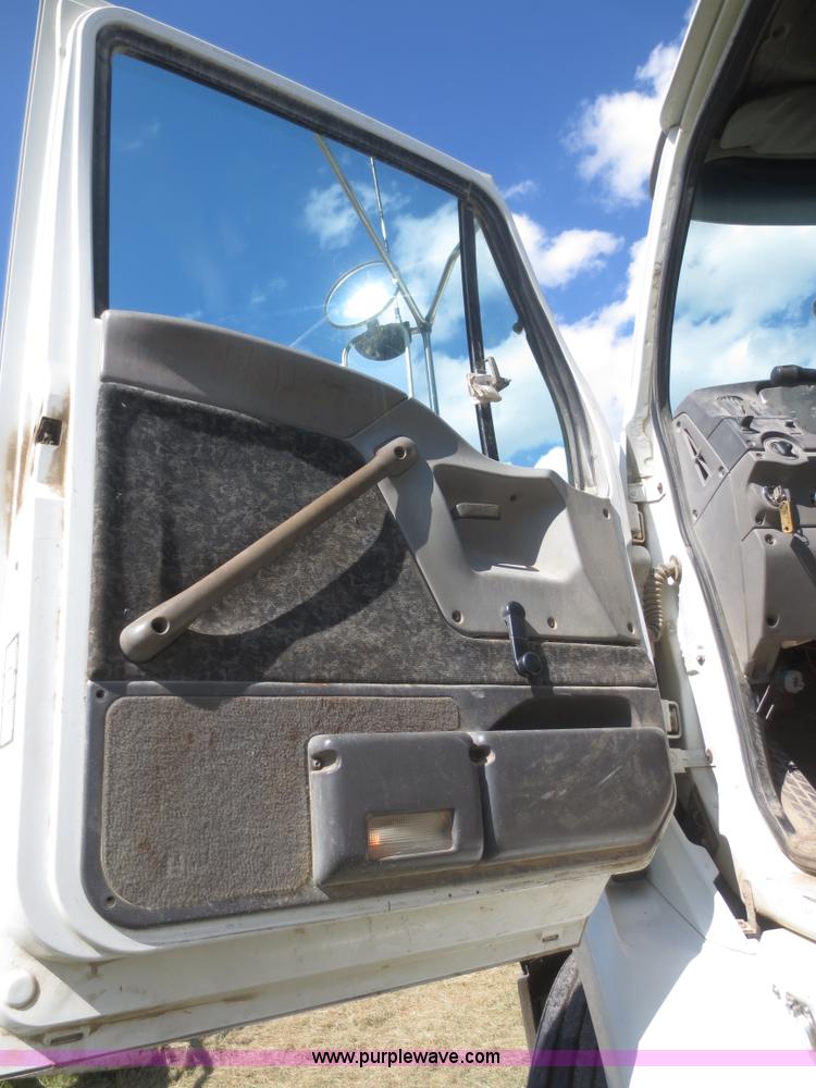 image for item I2230 2000 Sterling A9500 semi truck