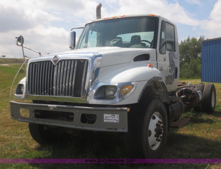 image for item I2236 2005 International 7400 truck cab and chassis