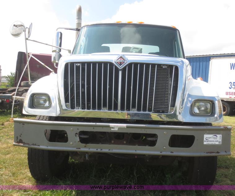 image for item I2236 2005 International 7400 truck cab and chassis