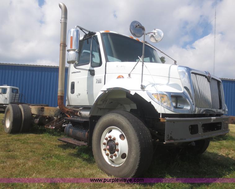 image for item I2236 2005 International 7400 truck cab and chassis