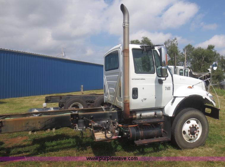 image for item I2236 2005 International 7400 truck cab and chassis