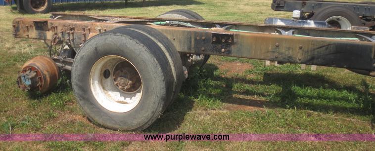 image for item I2236 2005 International 7400 truck cab and chassis