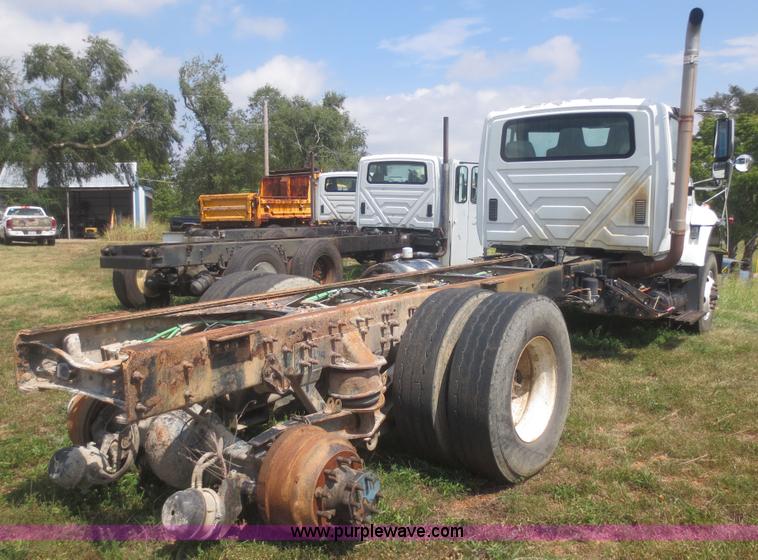 image for item I2236 2005 International 7400 truck cab and chassis