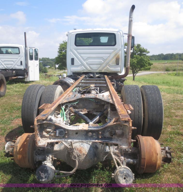 image for item I2236 2005 International 7400 truck cab and chassis