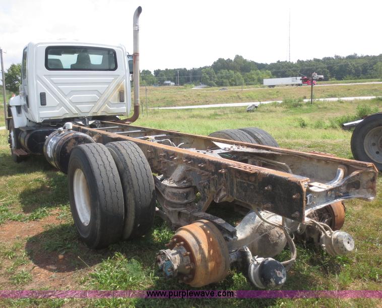 image for item I2236 2005 International 7400 truck cab and chassis
