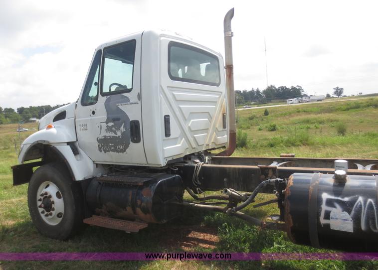 image for item I2236 2005 International 7400 truck cab and chassis