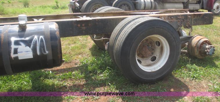 image for item I2236 2005 International 7400 truck cab and chassis