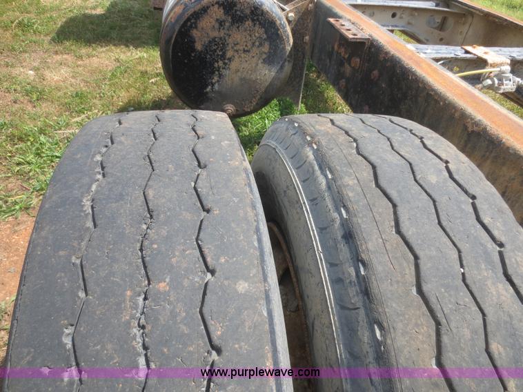 image for item I2236 2005 International 7400 truck cab and chassis