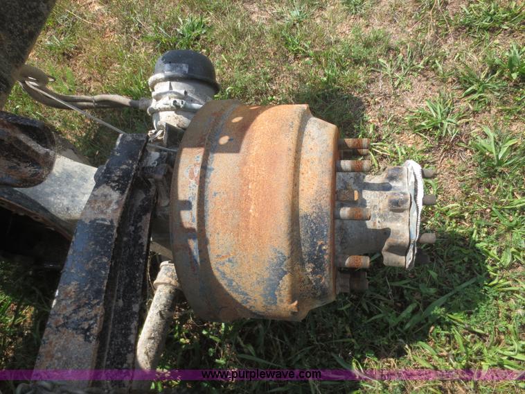 image for item I2236 2005 International 7400 truck cab and chassis