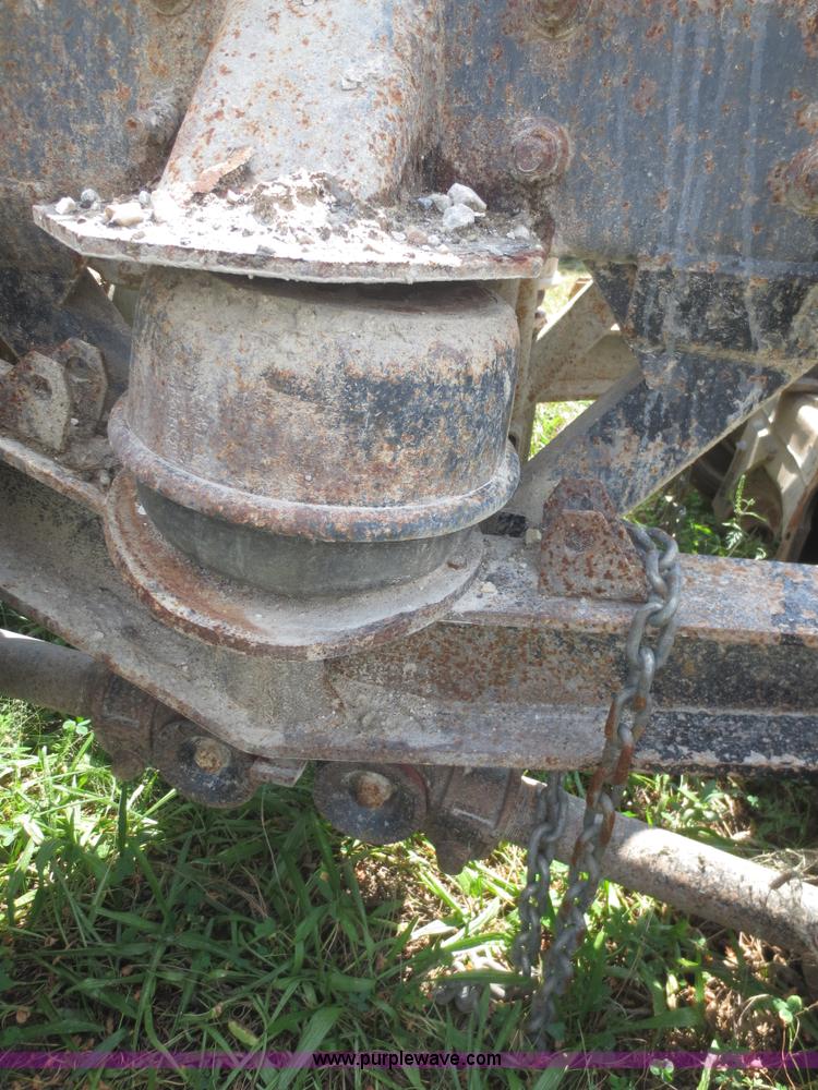 image for item I2236 2005 International 7400 truck cab and chassis