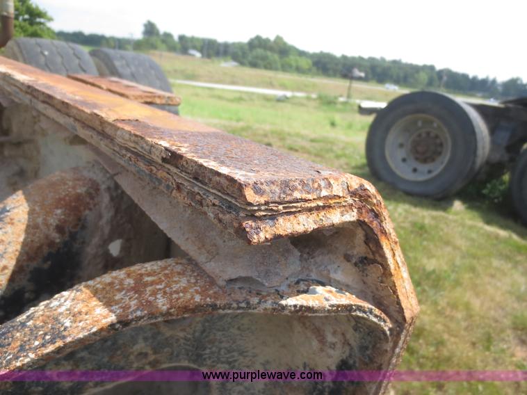 image for item I2236 2005 International 7400 truck cab and chassis