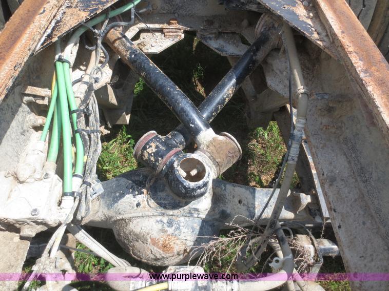 image for item I2236 2005 International 7400 truck cab and chassis