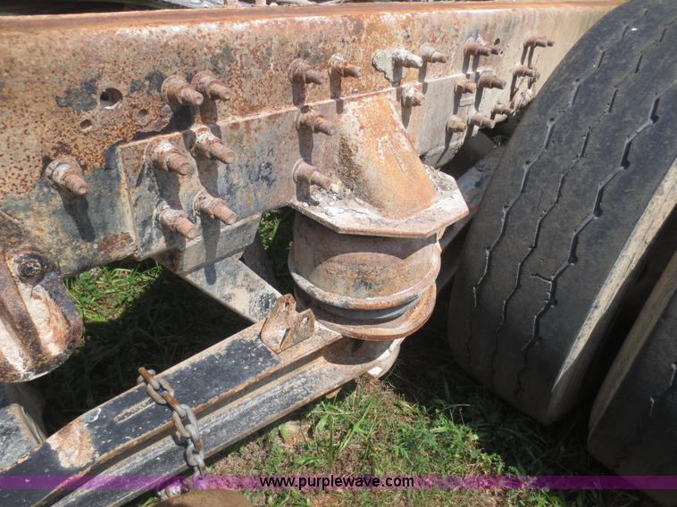 image for item I2236 2005 International 7400 truck cab and chassis