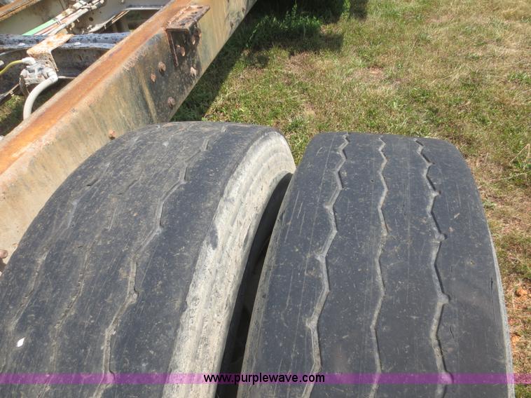 image for item I2236 2005 International 7400 truck cab and chassis