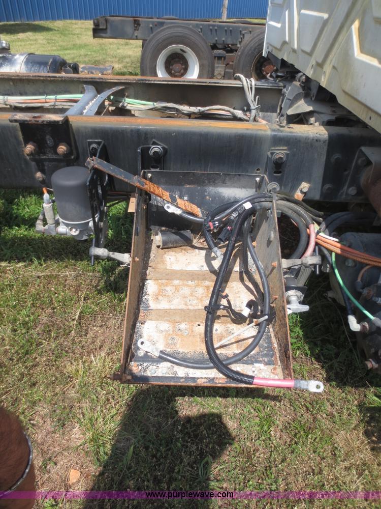 image for item I2236 2005 International 7400 truck cab and chassis