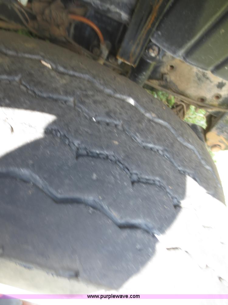 image for item I2236 2005 International 7400 truck cab and chassis