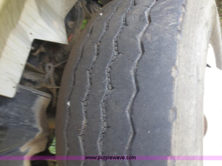 image for item I2236 2005 International 7400 truck cab and chassis