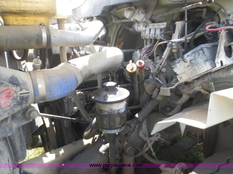 image for item I2236 2005 International 7400 truck cab and chassis