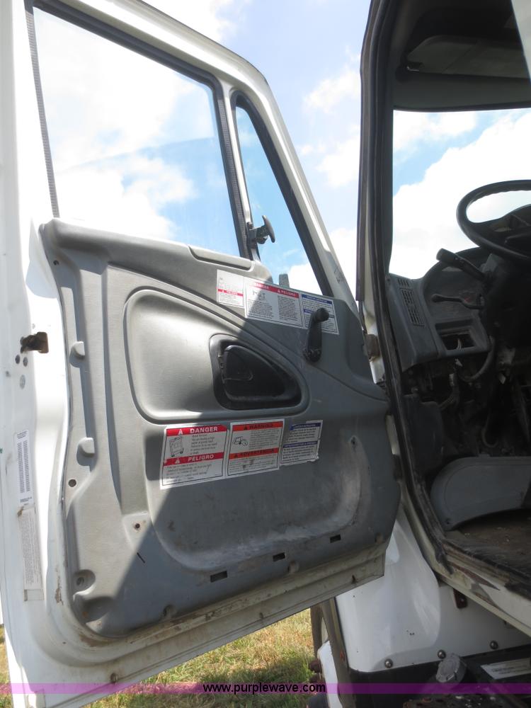 image for item I2236 2005 International 7400 truck cab and chassis