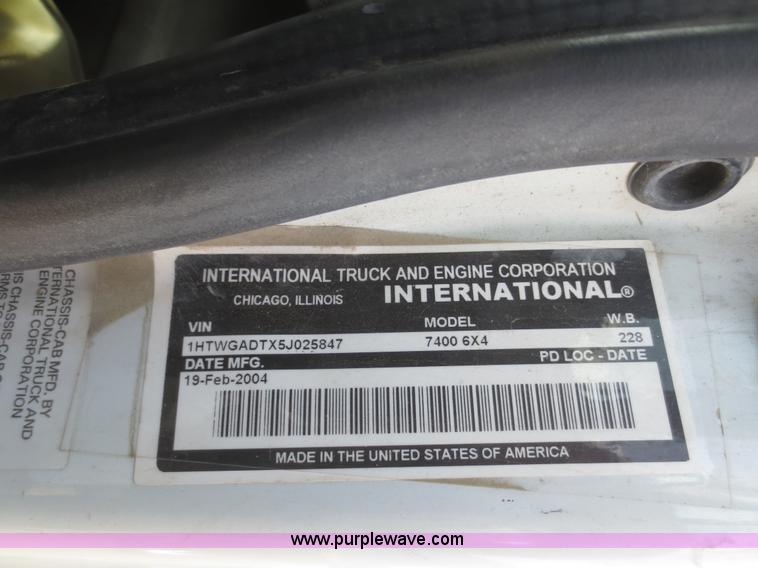 image for item I2236 2005 International 7400 truck cab and chassis