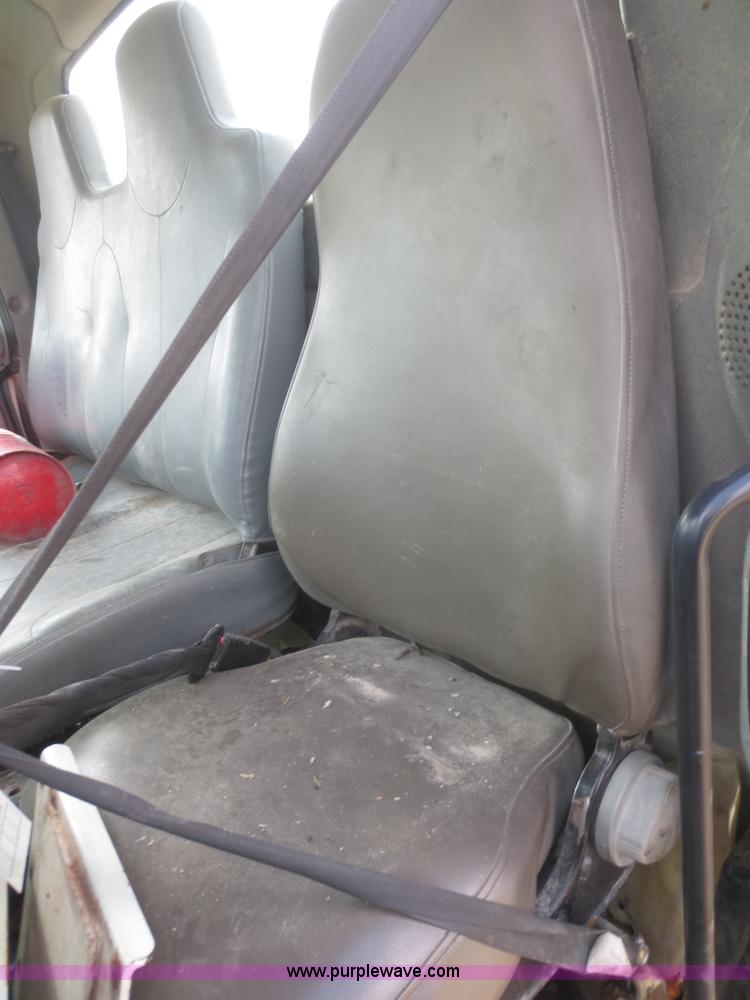 image for item I2236 2005 International 7400 truck cab and chassis