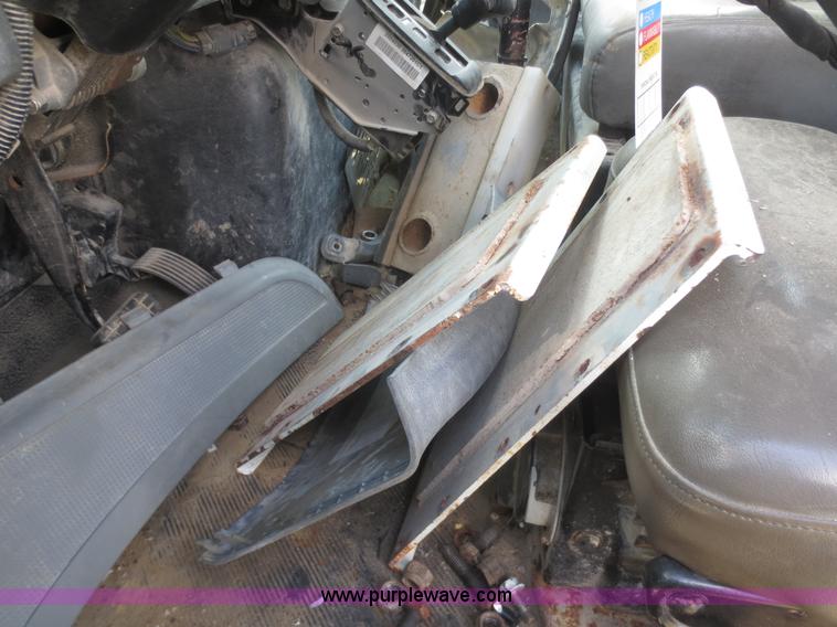 image for item I2236 2005 International 7400 truck cab and chassis